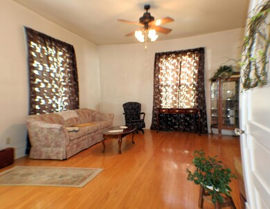 Living Room<|>Public<|>