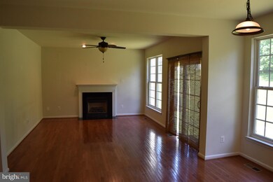 19237 Buna St, Triangle, VA 22172 - photo 7