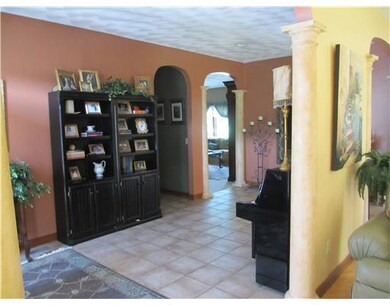 27 Lindsay Ln, Cranston, RI 02921 - photo 2