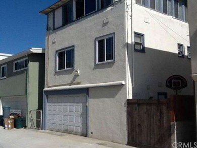 Back Standalone unit with separate alley access. O