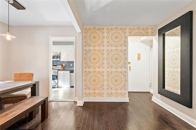 50 Brompton Rd unit 1T, Great Neck, NY 11021 - photo 3