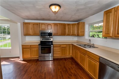 321 Sycamore St, Vandergrift, PA 15690 - photo 2