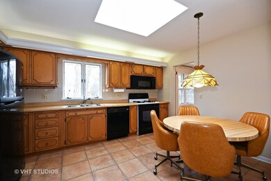 325 Spruce Dr, Naperville, IL 60540 - photo 4