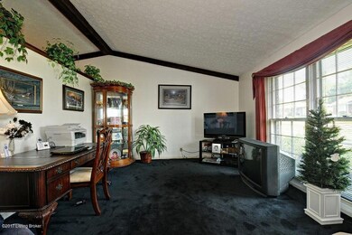 8201 Rochelle Rd, Louisville, KY 40228 - photo 4