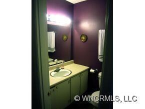 Full Bathroom in Hallway