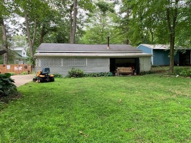 6195 Bell garage