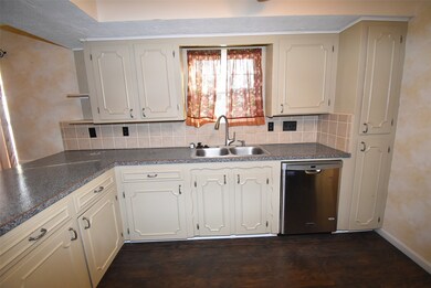 173 Nueces St, Bay City, TX 77414 - photo 4