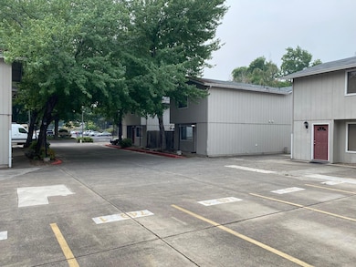 747 Spring St, Medford, OR 97504 - photo 2