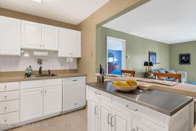 306 Wedgewood Cir, Belford, NJ 07718 - photo 5