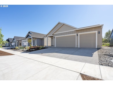 714 Tigerlily St, Silverton, OR 97381 - photo 2