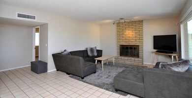 Spacious living room w/Fireplace