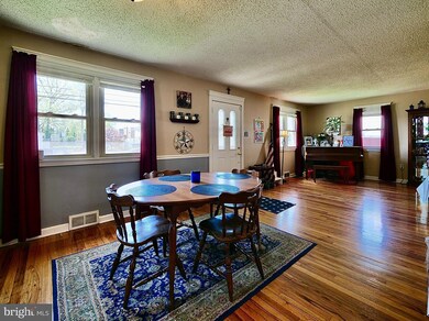 426 Edgewood Ave, Folsom, PA 19033 - photo 4