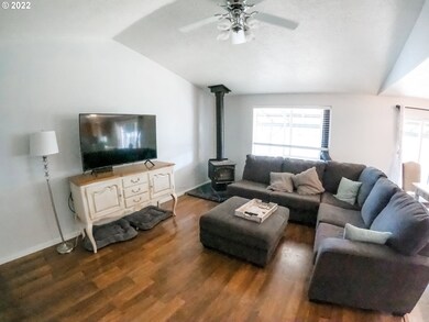 863 E 7th St, Lafayette, OR 97127 - photo 6