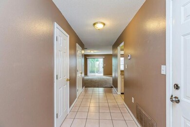 04_1830PointedLeafLn_2006_Hallway_FlexML