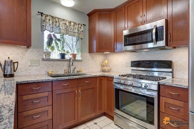 Kitchen w/Granite Counters
