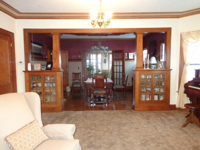 Living Room to Dining Room<|><|>