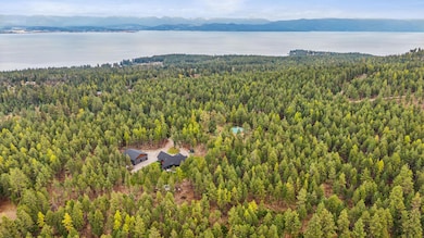 
2 remarkable properties spanning 20 private, wooded acres on the outskirts of the coveted Lakeside community.