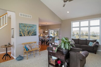 009-Living_Room-1517015-mls.jpg