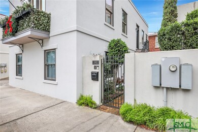 Gated entrance. Balcony belongs to this property.