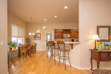 Kitchen Eating Bar and Dining Nook