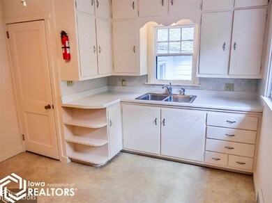 102 N 18th St, Marshalltown, IA 50158 - photo 2