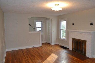 Living room, view 2.