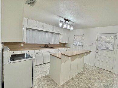 911 Dodson St, Gainesville, TX 76240 - photo 4