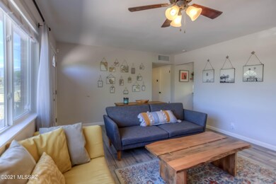 10 Living Room photo b