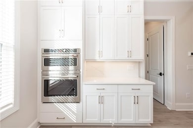 A culinary dream, ideal for entertaining with microwave and built-in oven, ideal for both casual meals and formal entertaining.