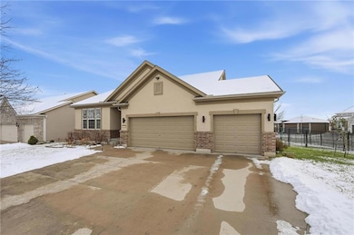 1021 SW Cheshire Dr, Raymore, MO 64083 - photo 2