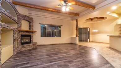 918 E Frontier St-31
