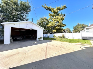 9 S 4th St, Marshalltown, IA 50158 - photo 2