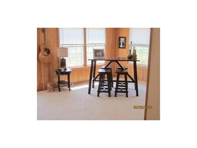 Great Family Room with brand new Stainmaster carpe