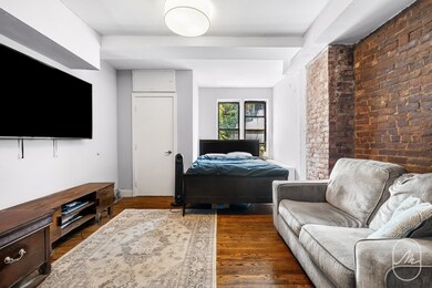 310 W 22nd St unit 2-B, New York, NY 10011 - photo 2