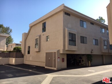 End units have 4 extra windows