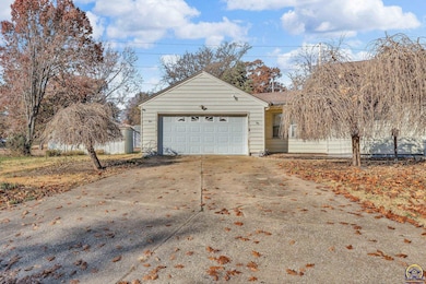 1115 SW Billard Ave, Topeka, KS 66604 - photo 4