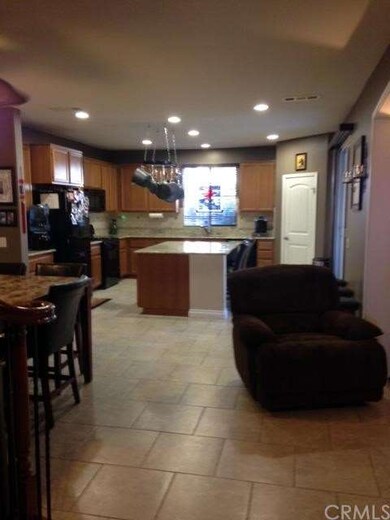 Beautiful open entry into dining room and kitchen 