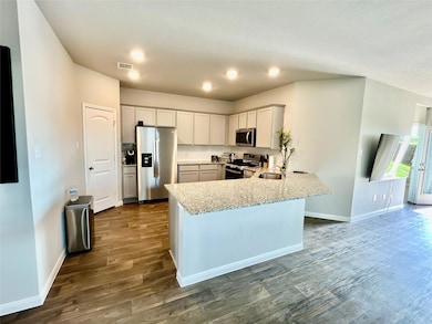 Kitchen with appliances with stainless steel fini