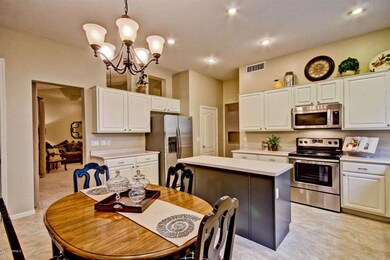 Large Chefs Kitchen w/Stainless Pkg