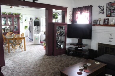 Livingroom w fireplace