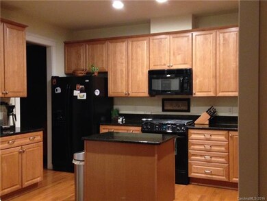 Spacious kitchen with island, breakfast bar and al
