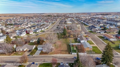 390 Baker Ave, Dickinson, ND 58601 - photo 3