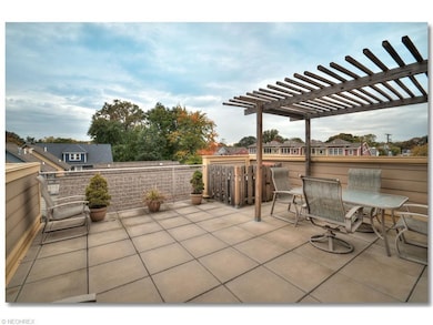 Awesome Rooftop Deckwith Fabulous City View!