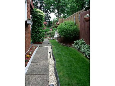 Yard/Garden. Side yard