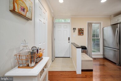 8505 Chapman Oak Ct, Springfield, VA 22153 - photo 3