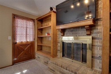LIVING ROOM W/FIREPLACE
