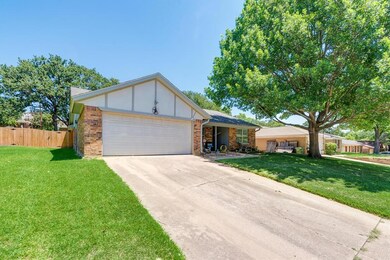732 Highland Park Dr, Hurst, TX 76054 - photo 4