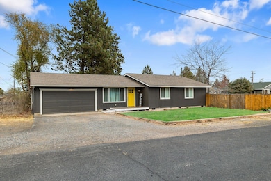 2047 SW Reindeer Ave, Redmond, OR 97756 - photo 3