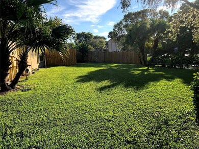 Side common yard for your enjoyment