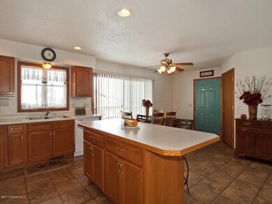 Kitchen & Dining